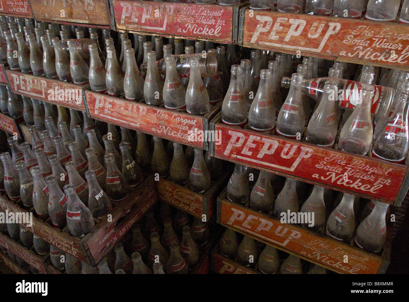 Pep hasta botellas de soda en cajones de madera en el mercado de las pulgas en Canton, Texas. Foto de stock