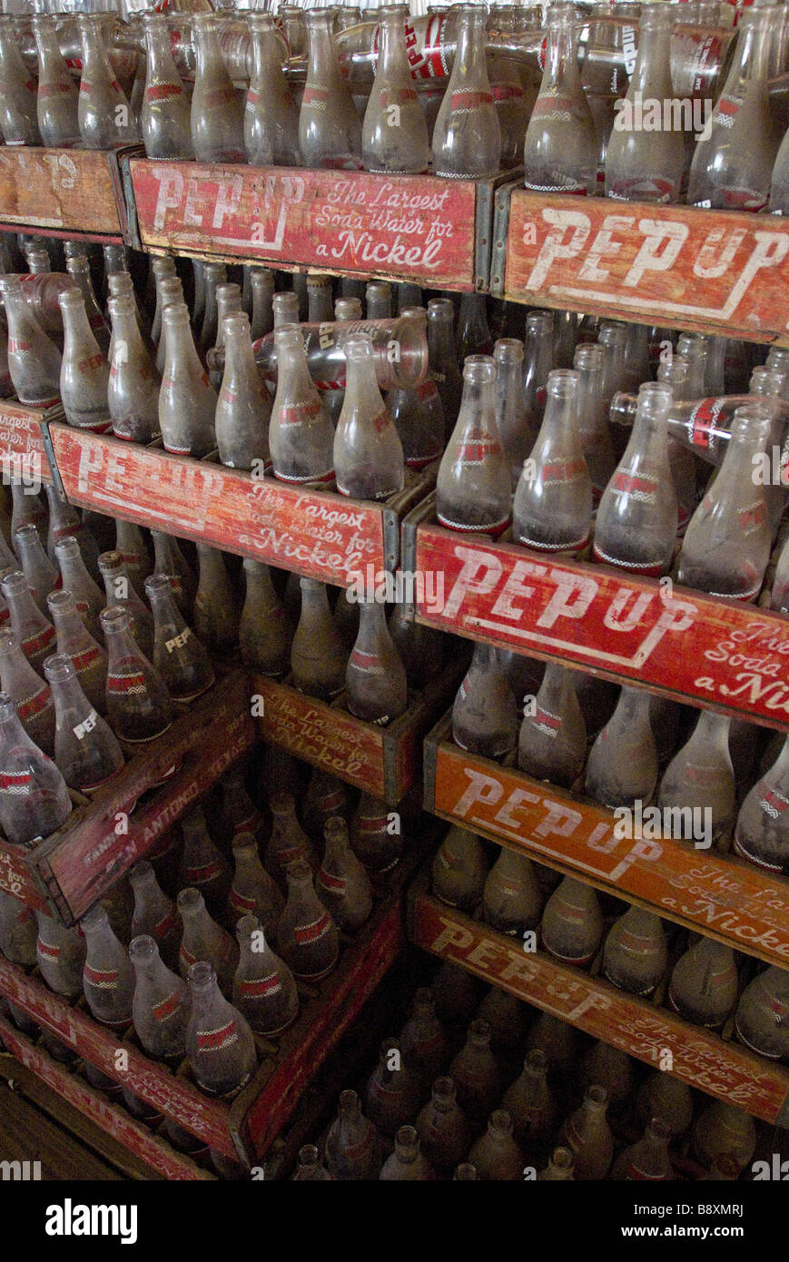 Pep hasta botellas de soda en casos de madera en el mercado de las pulgas en Canton, Texas. Foto de stock