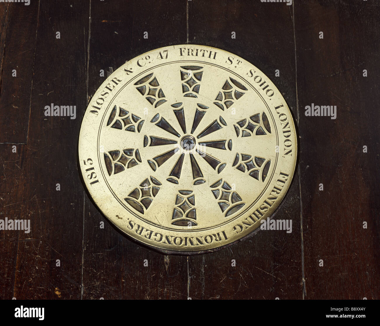 Detalle de la rejilla de calefacción central de latón circular