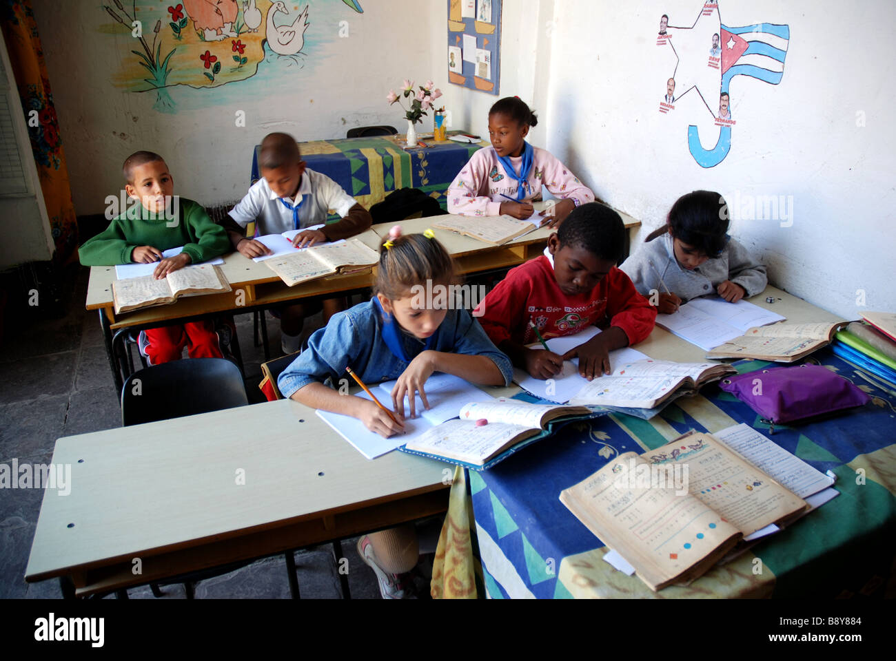 Clase de la escuela primaria que trabajan en aula Trinidad Cuba Foto de stock