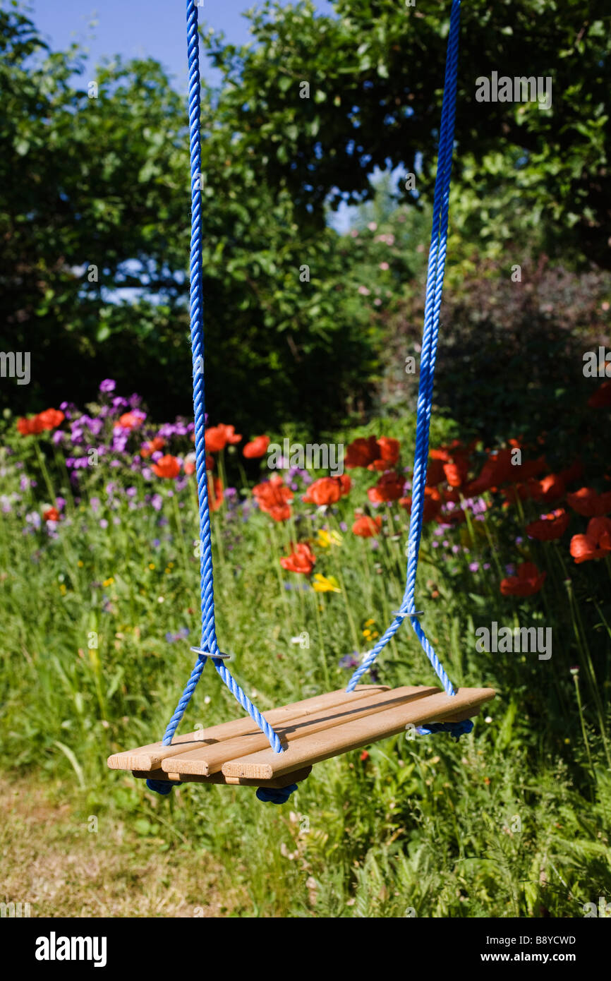 Un columpio en un jardín florido de Suecia Fotografía de stock - Alamy