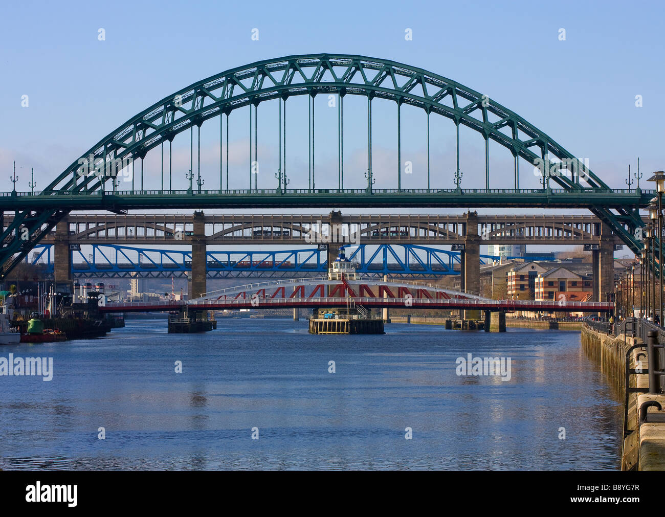 Vista clásica del Tyne Bridge, Puente Colgante y Puente Alto nivel el río Tyne entre Newcastle y Gateshead Foto de stock
