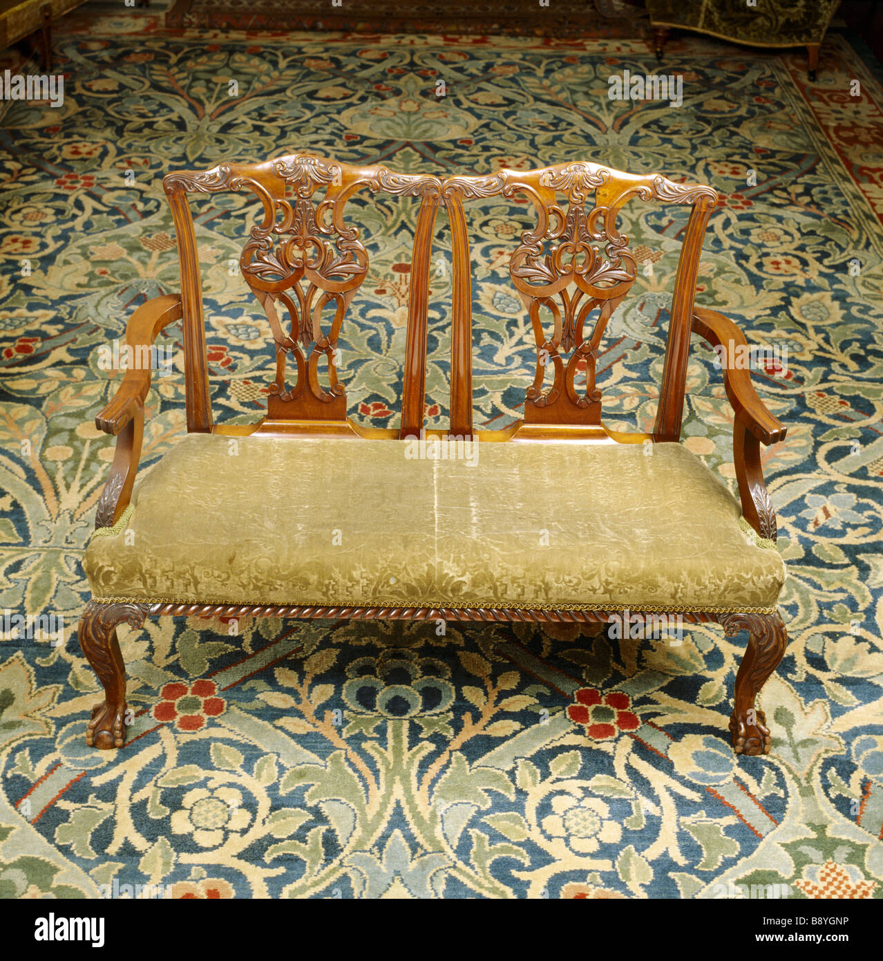Muebles de estilo Chippendale y Taller alfombra por Morris en el Drawing  Room Fotografía de stock - Alamy