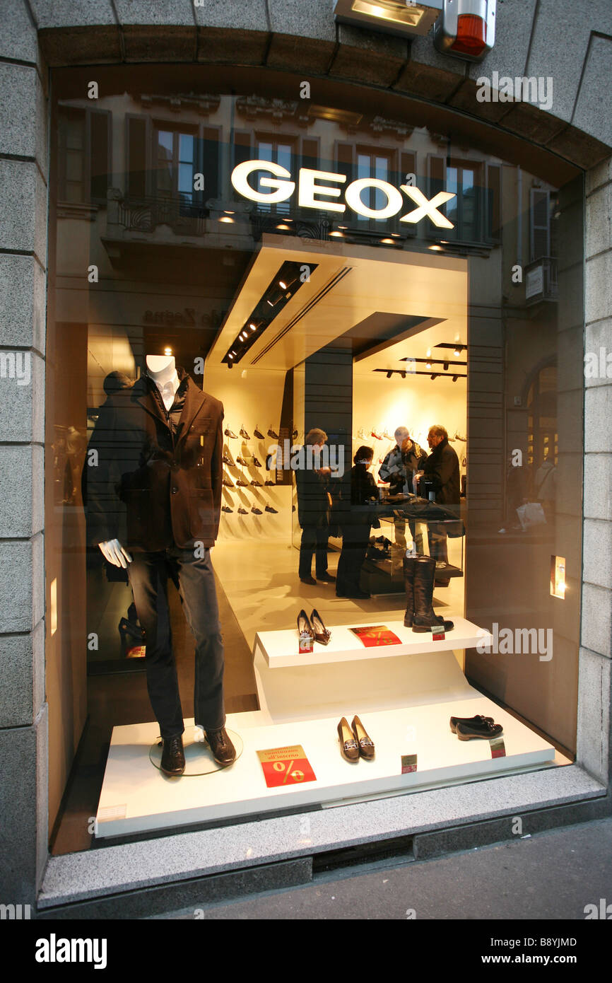 Tienda Geox, Via Montenapoleone, Milán, Lombardía, Italia Fotografía de  stock - Alamy