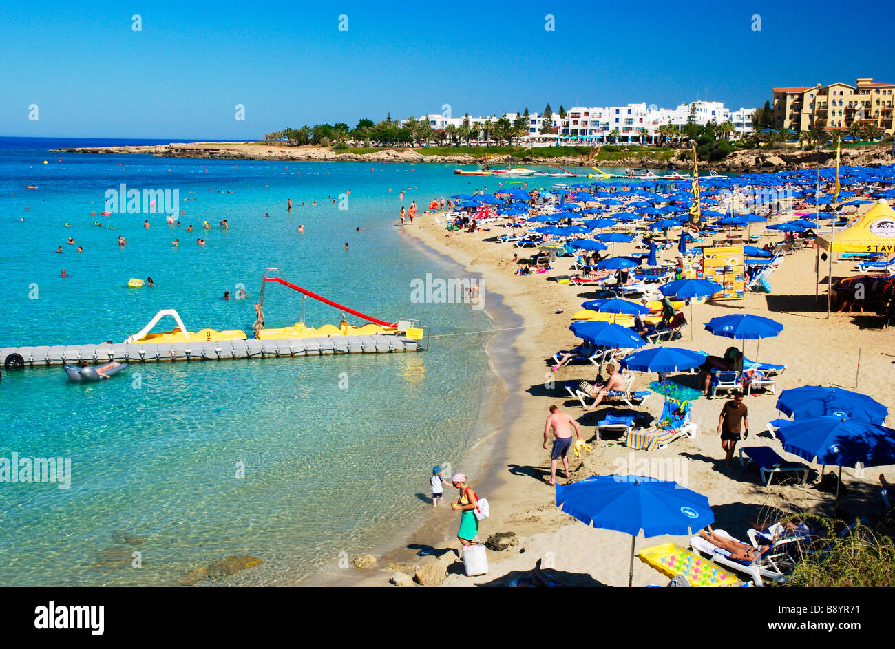 La vida de playa en Protaras (bahía Fig Tree), Chipre. Foto de stock