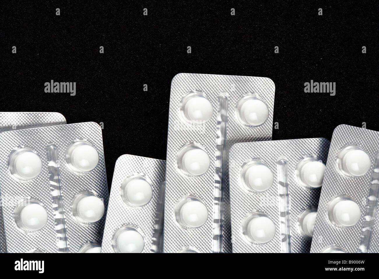 Tabletten auf schwarzen Untergrund Foto de stock
