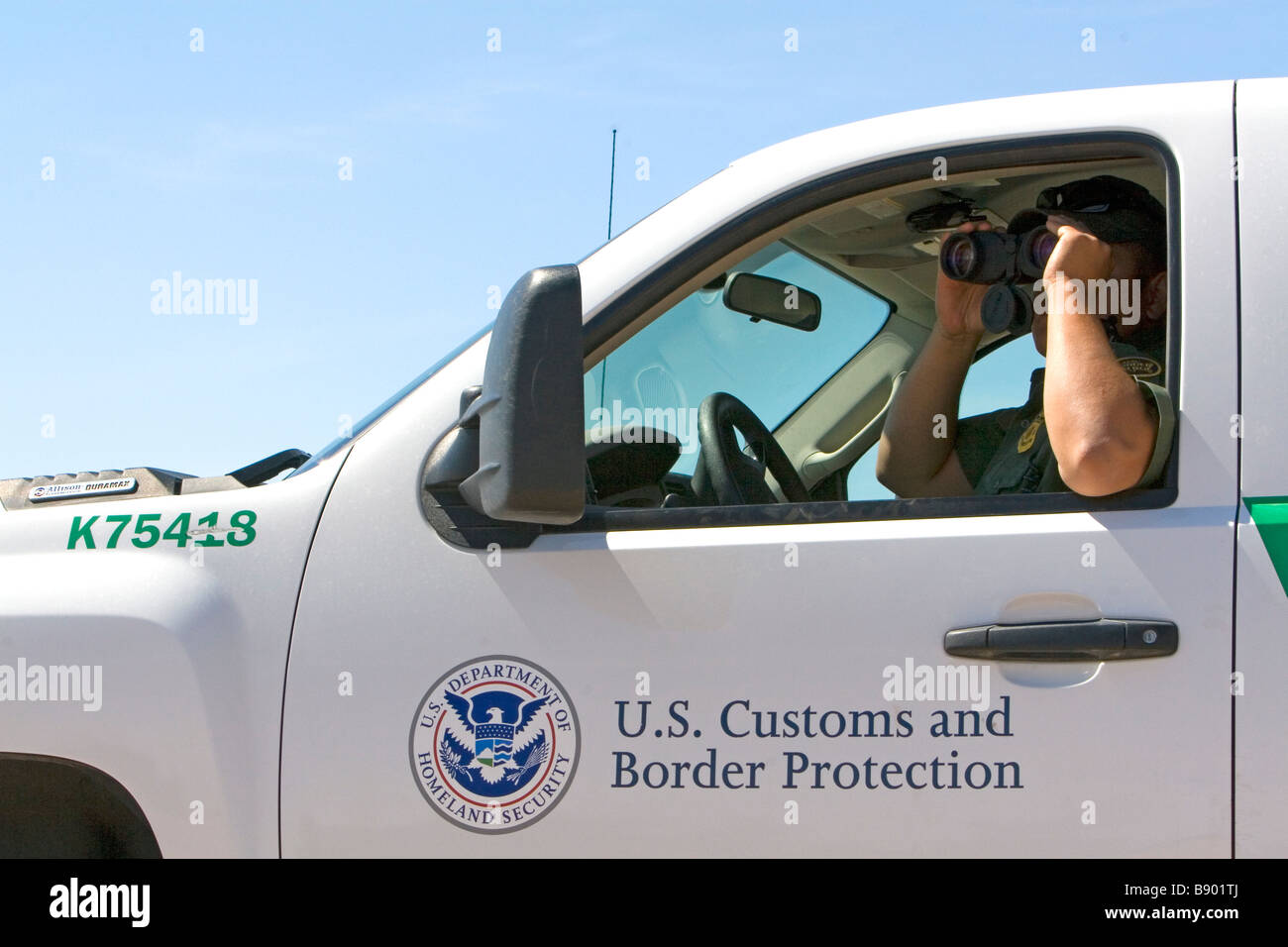 U S agente de la Patrulla Fronteriza en la frontera de México U S a lo largo del Canal Todo Americano cerca de Calexico California Foto de stock