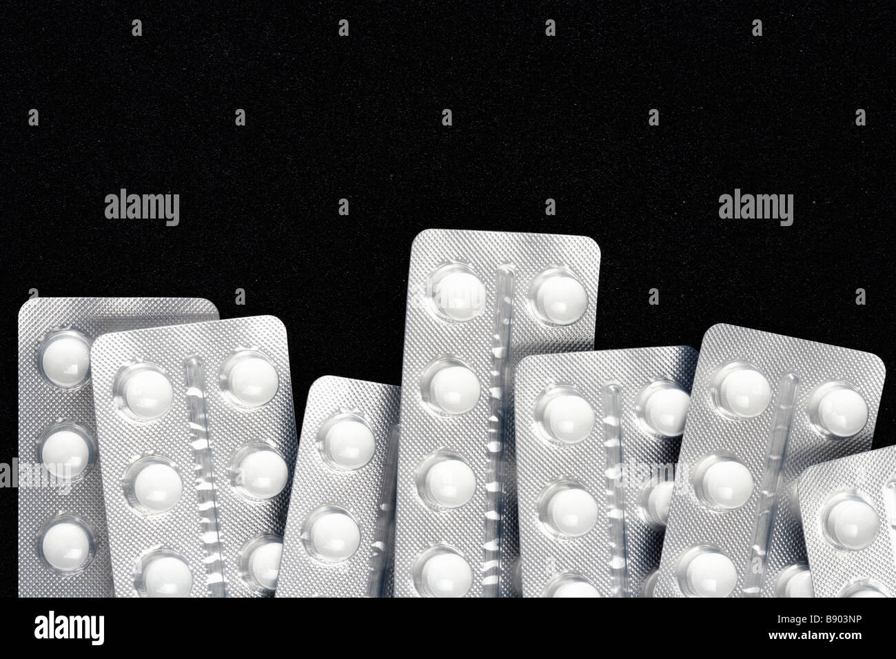 Tabletten auf schwarzen Untergrund Foto de stock