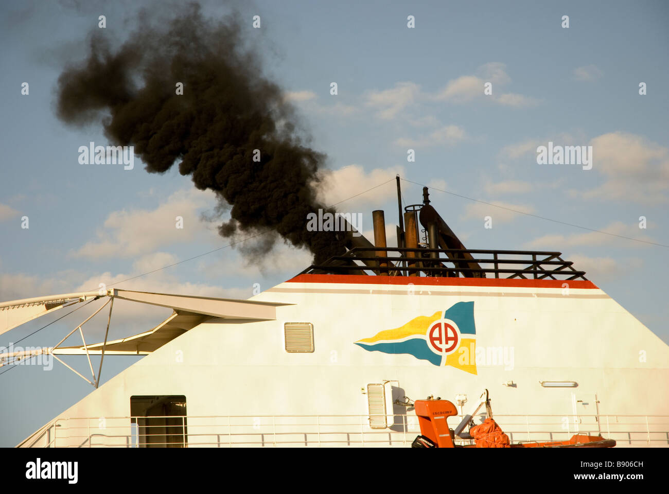 Un barco inicia sus motores en Los Cristianos (Tenerife, Islas Canarias, España) Foto de stock