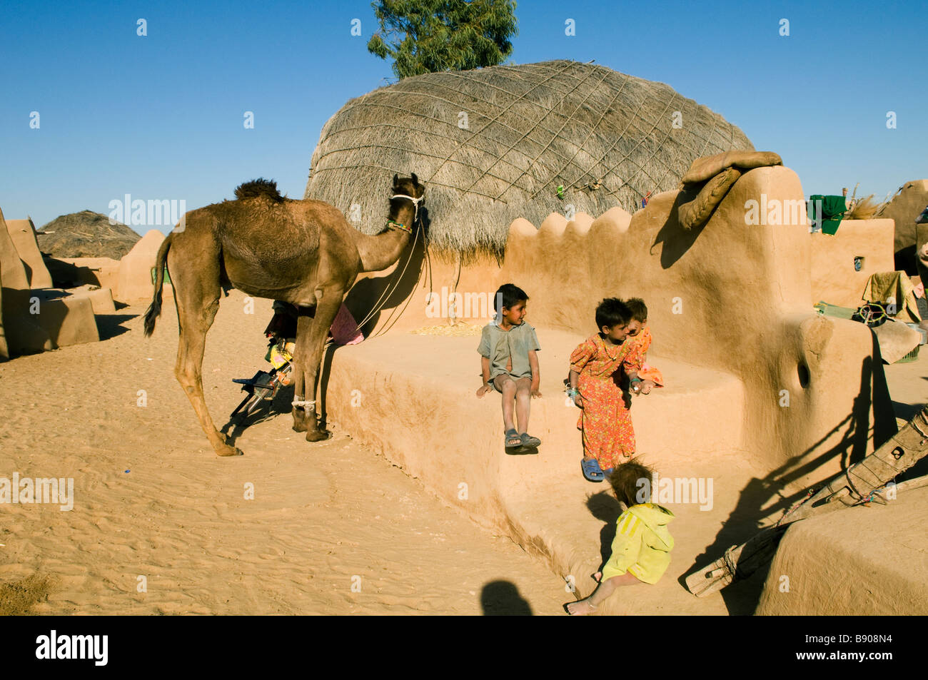 Escena de aldea en el desierto de Thar, Rajasthan, India. Foto de stock