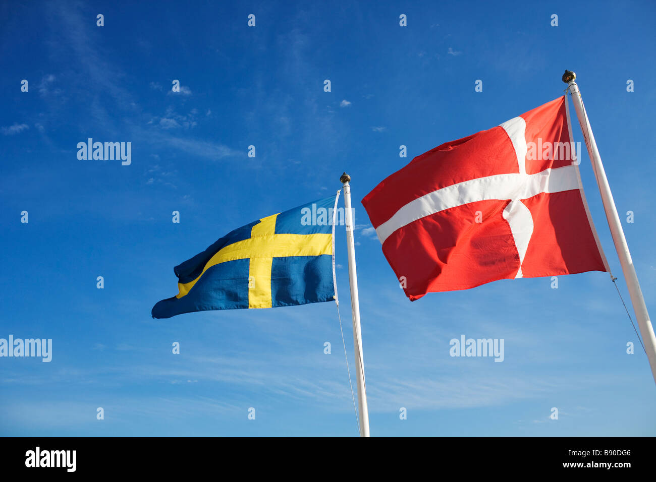 Banderas suecas y danesas en Suecia. Foto de stock
