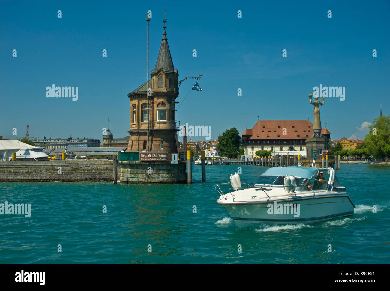 Barco en la entrada del puerto de Constanza, el lago de Constanza en Alemania | Hafeneinfahrt mit Boot Am Yachthafen Constanza Bodensee Deutschland Foto de stock