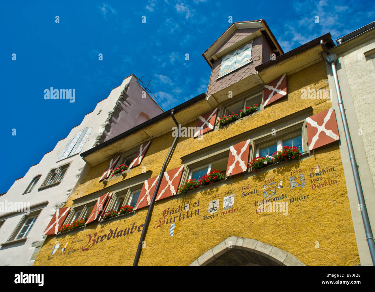 Casco histórico de la ciudad de Lindau con panadería y Bürklin Wegelin zum Pflug Baviera Gernany | Historische Altstadt von Lindau Foto de stock
