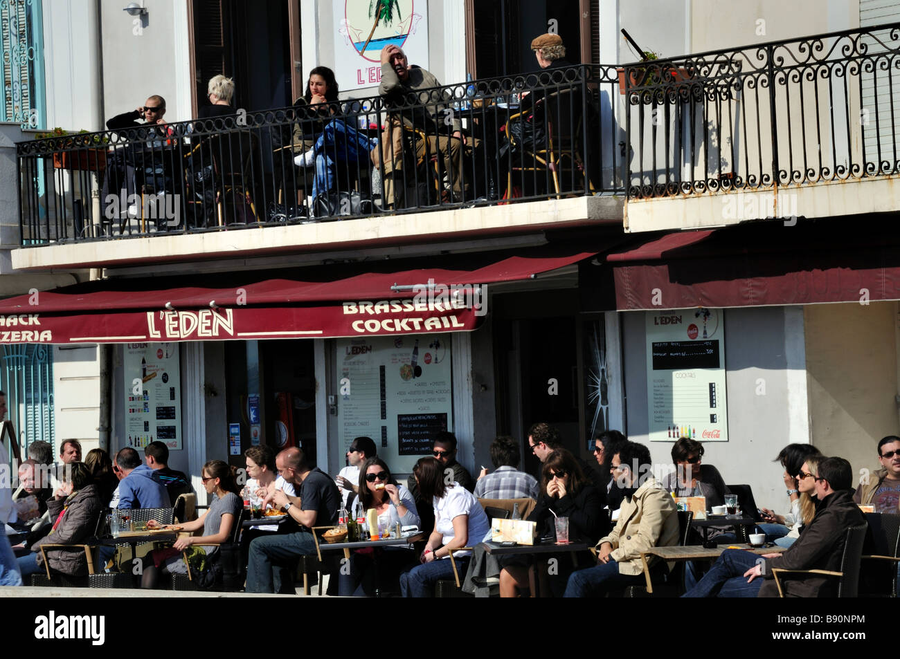 Niza Francia, Francés Cafe Restaurante Brasserie, Acera, atestada terraza en Quai des Etats Unis' 'L'Eden Pizzeria' Foto de stock
