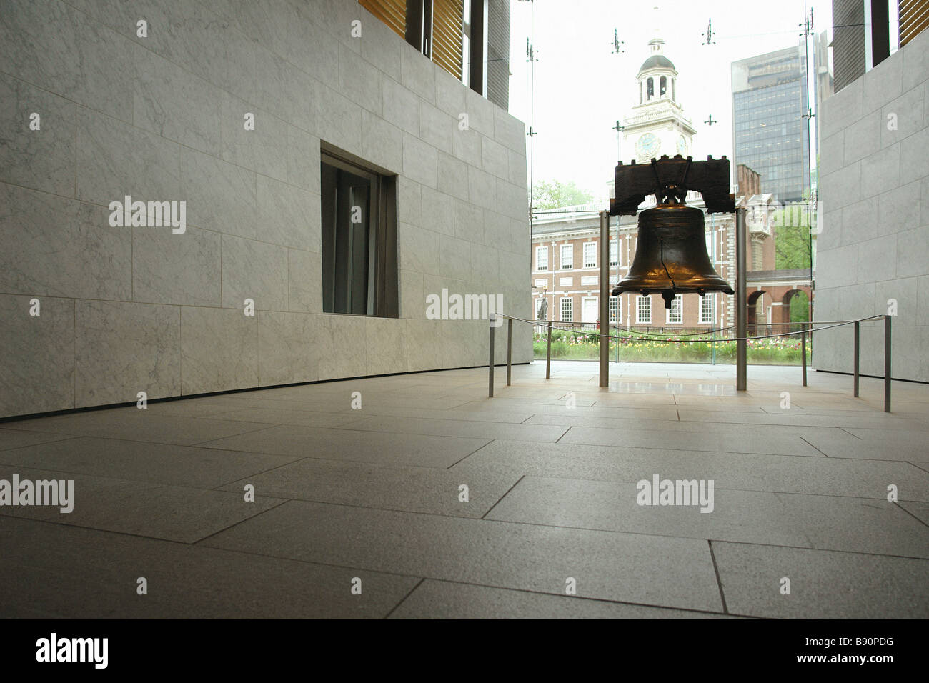 La campana de la libertad en el centro de la ciudad de Filadelfia, Pensilvania, EE.UU. la ciudad del amor fraternal espacio de copia Foto de stock