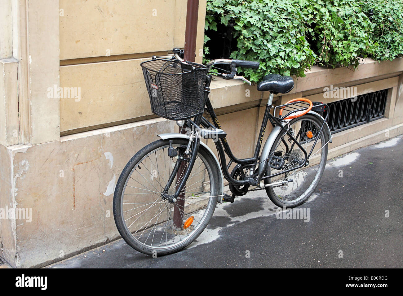 Bicicleta clásica de época parisina fotografías e imágenes de alta  resolución - Alamy