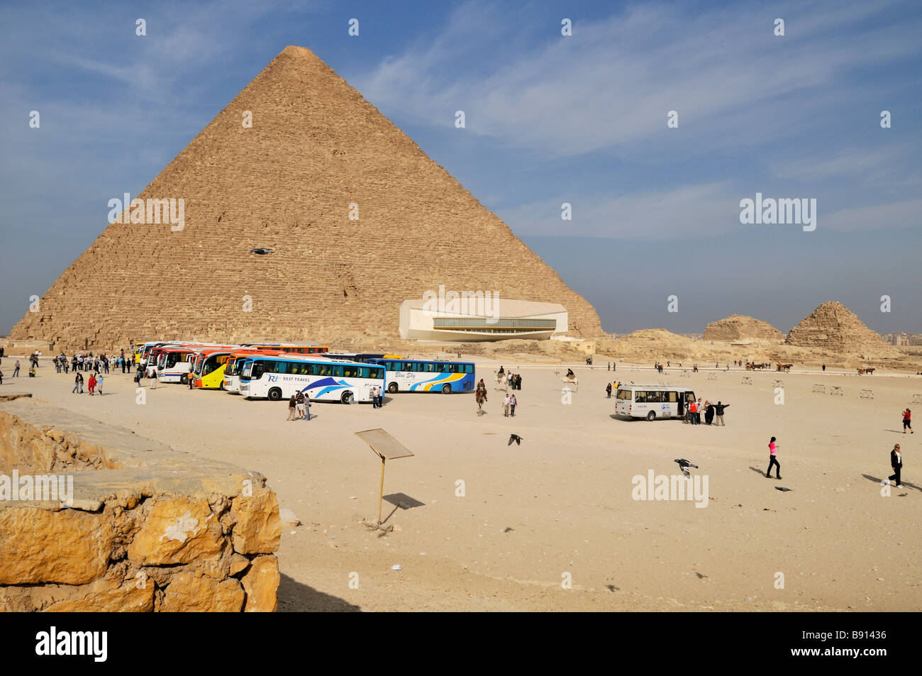La Gran Pirámide de Keops con museo Barco Solar alojamiento en Giza Egipto Foto de stock