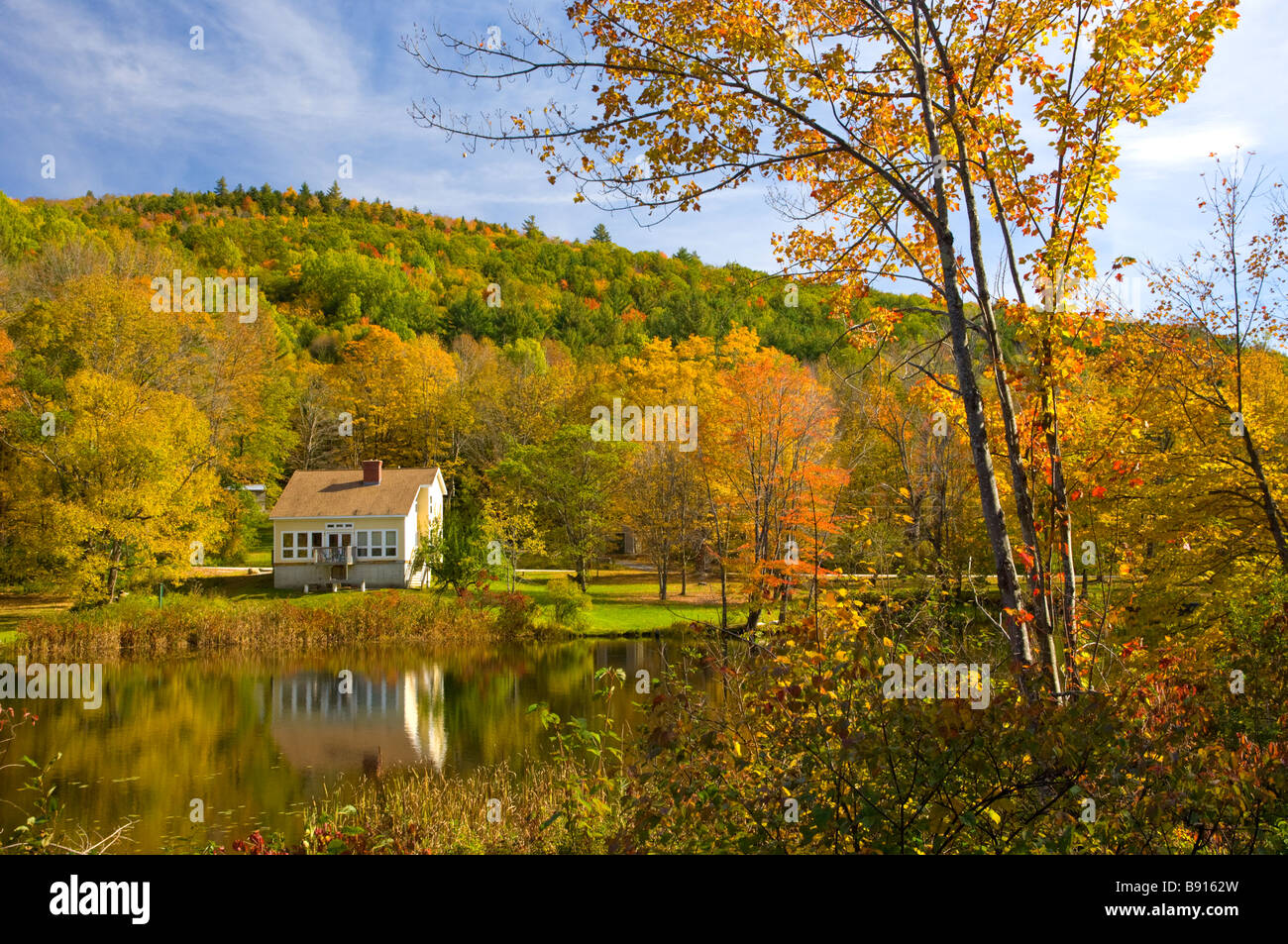 Las laderas de las montañas y los lagos de rural Vermont abrasada por el follaje de color Foto de stock