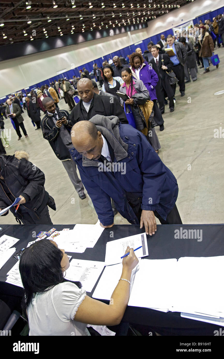 Desempleados que buscan trabajo en la Feria de Empleo Foto de stock