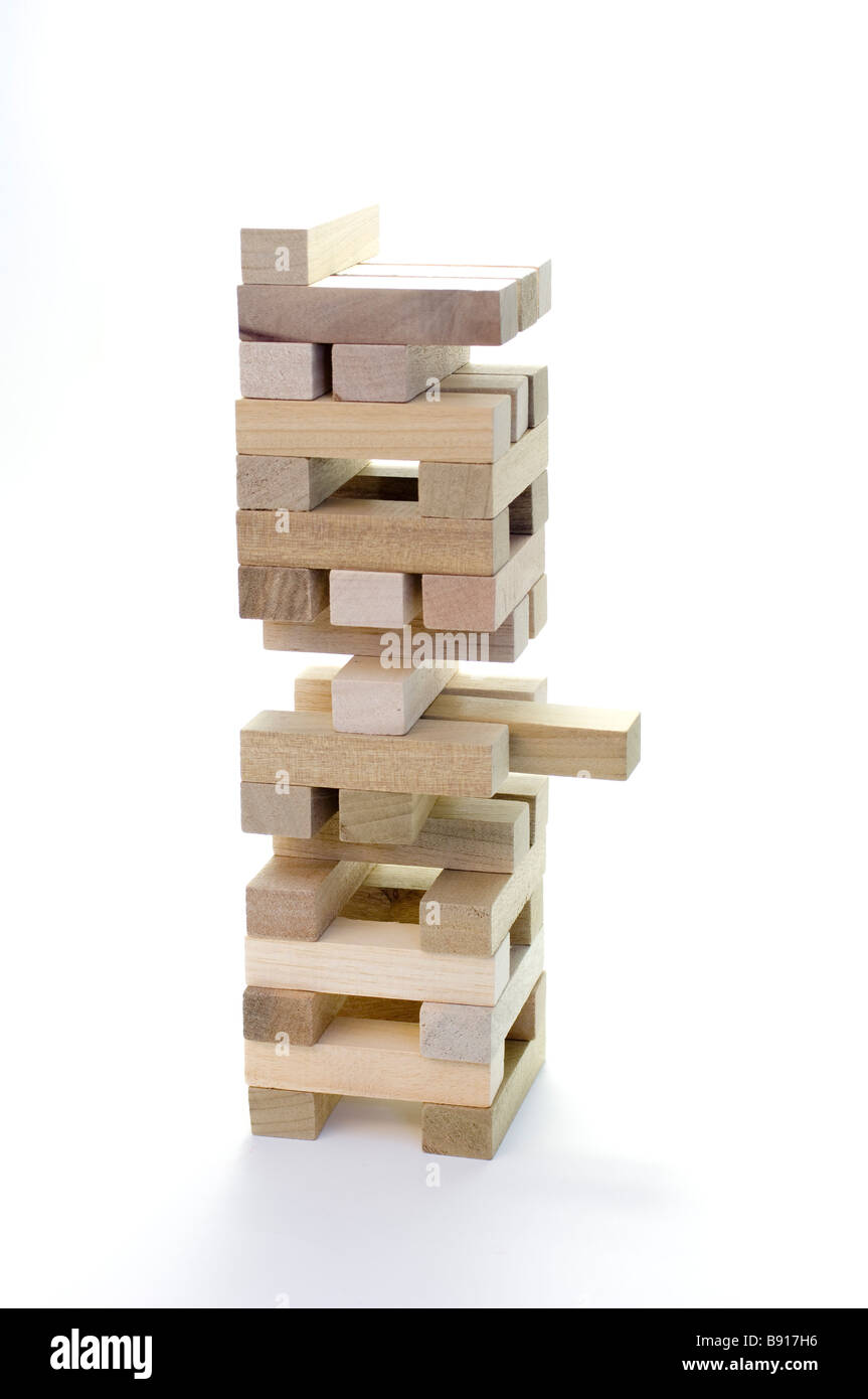 Una torre construida a partir de bloques de jenga Fotografía de stock -  Alamy