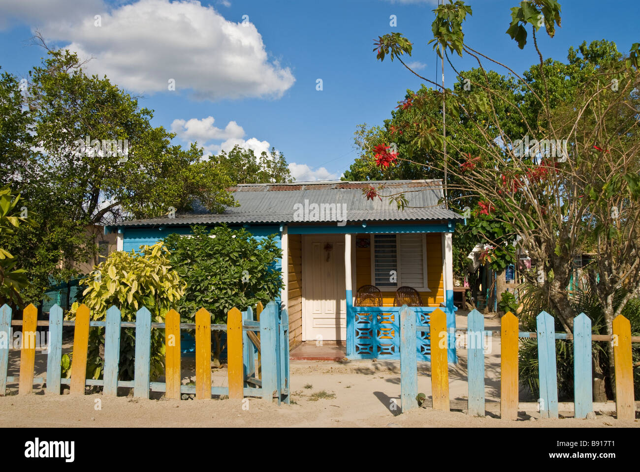 Casa de madera tradicional colorido pueblo pesquero Bayahibe aferrarse al estilo de vida tradicional a pesar del impacto del turismo Dominic Dominicana Foto de stock