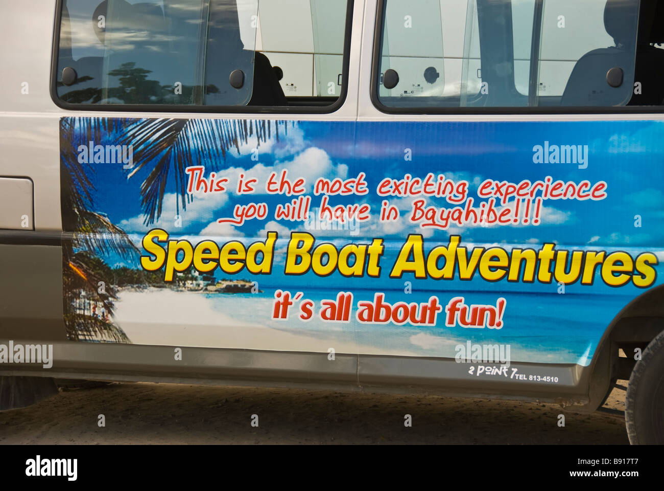 Speed Boat adventures signo pintado en el lateral del autobús pueblo pesquero Bayahibe República Dominicana como destino turístico Foto de stock