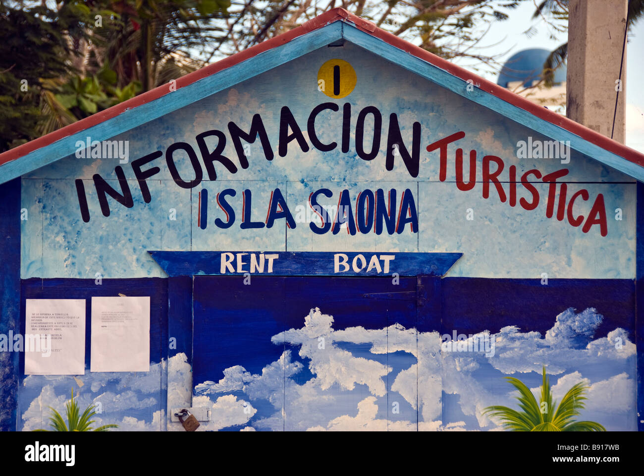 Stand de información turística pueblo pesquero Bayahibe República Dominicana costa sureste popular para excursiones en barco a la isla de Sa Foto de stock