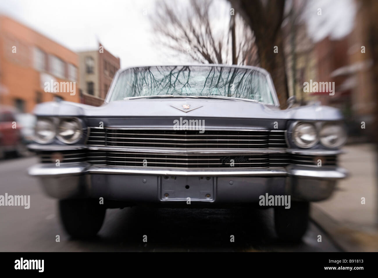 Un viejo Cadillac estacionado en la calle Foto de stock