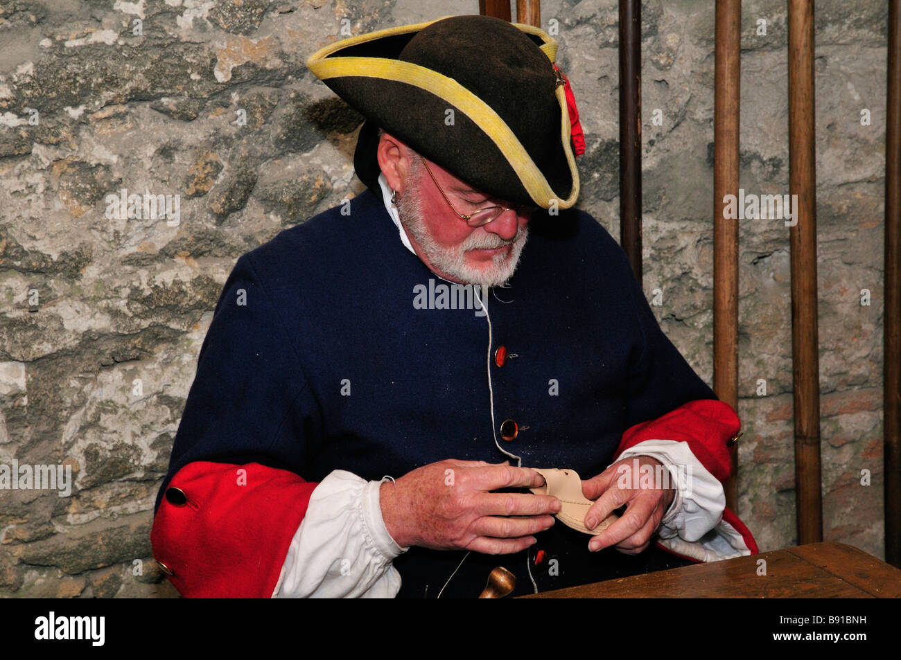 Richard Shortlidge, vestido como un soldado español en el 1740s, demuestra el del cuero para los visitantes de Fort Matanzas Fotografía de stock - Alamy