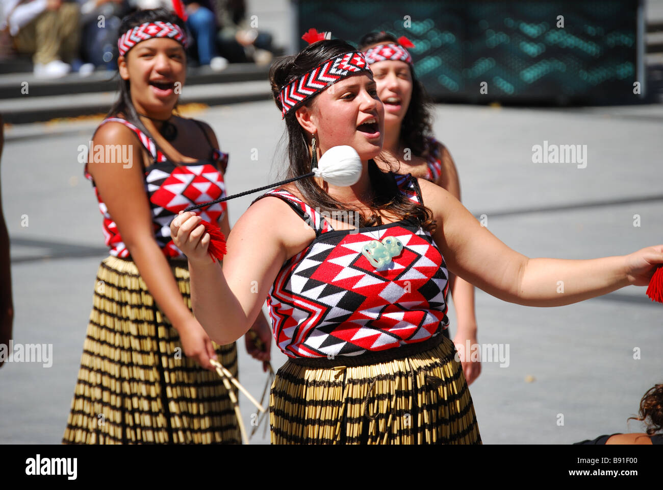 Bailarines maoríes sujetando bolas de PI, la Plaza de la Catedral, Christchurch, Canterbury, Isla del Sur, Nueva Zelanda Foto de stock