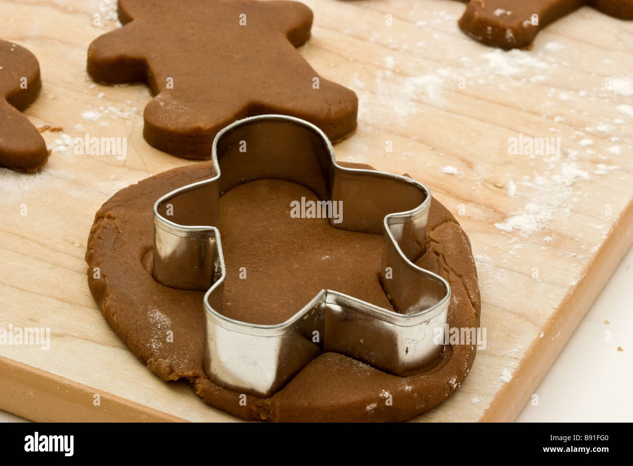 Molde en masa de galleta sobre una tabla de cortar de madera Foto de stock