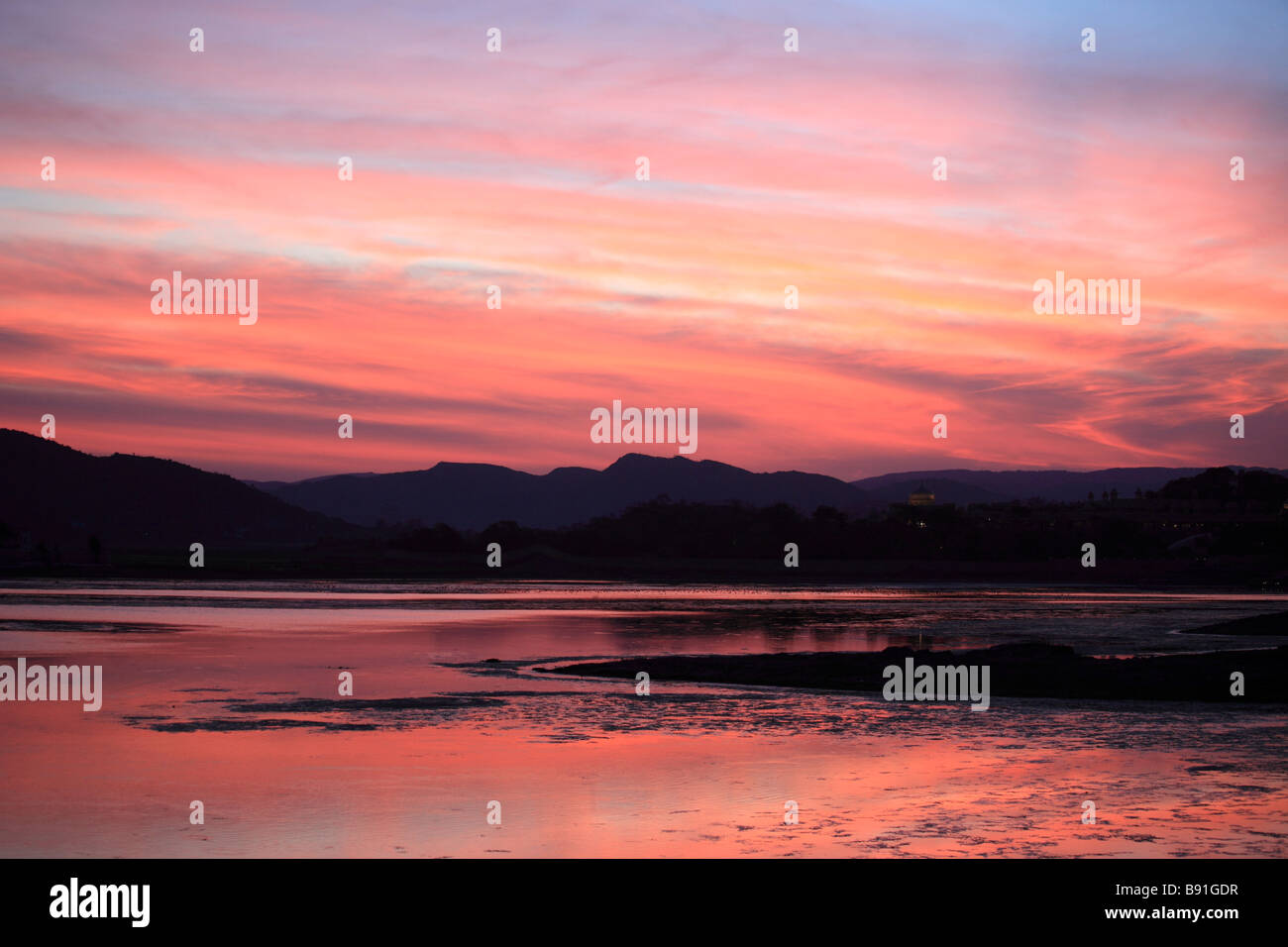 La india rajasthan lago pichola udaipur sunset Foto de stock