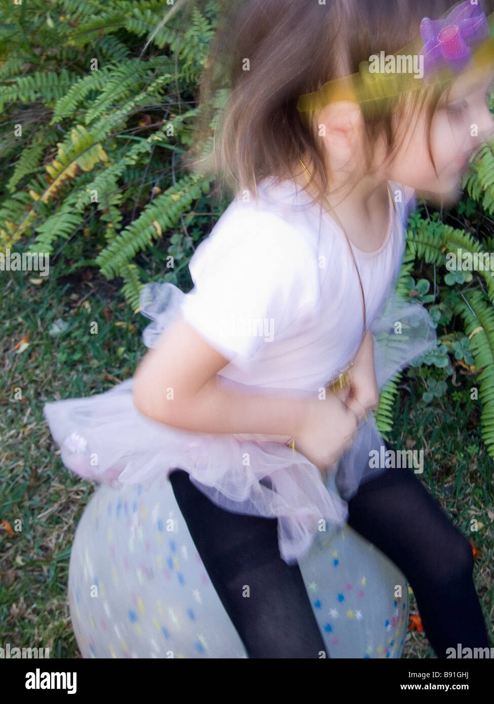 Niña jugando pelota en el puente. Foto de stock