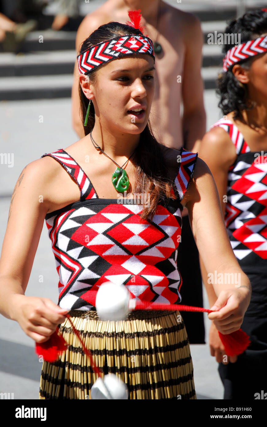 Bailarines maoríes sujetando bolas de PI, la Plaza de la Catedral, Christchurch, Canterbury, Isla del Sur, Nueva Zelanda Foto de stock