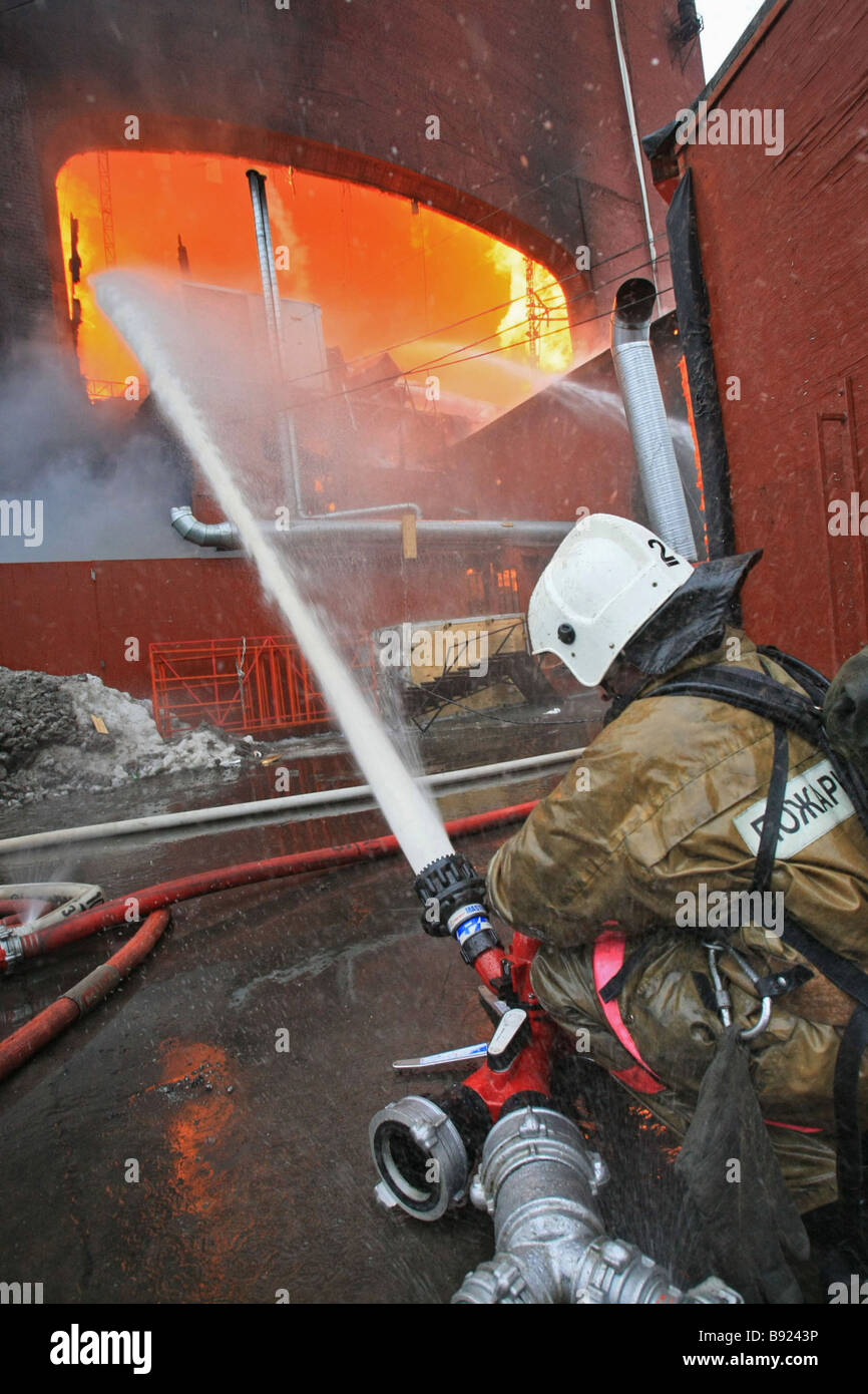 La lucha contra incendios en el club nocturno Dyagilev 3 Ulitsa Karetny Ryad Moscú Foto de stock
