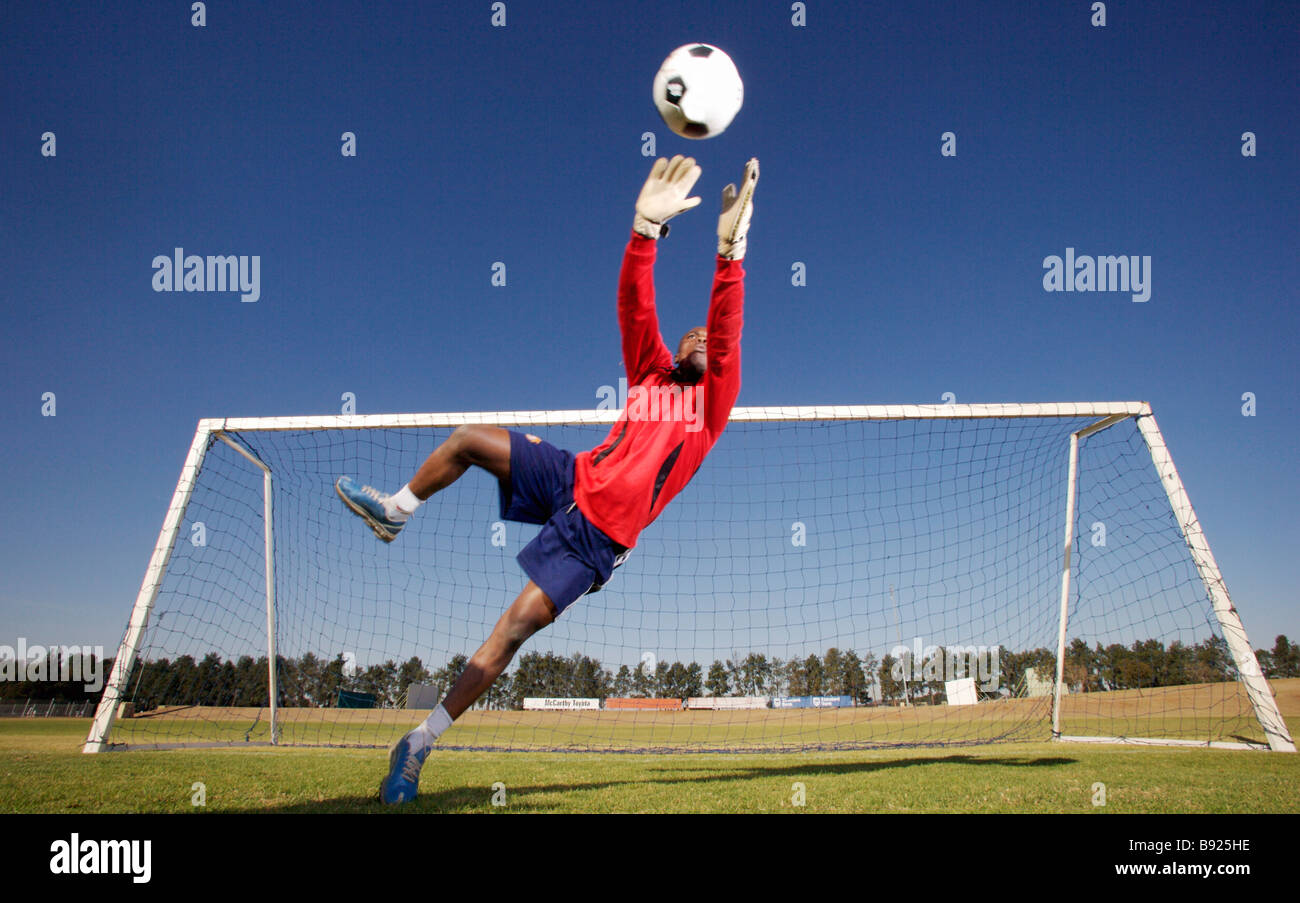 Acción de disparo un portero saltando en el aire para atrapar una bola Pretoria, provincia de Gauteng Sudáfrica Foto de stock