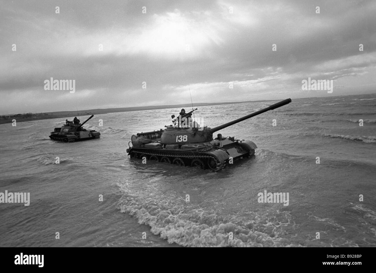 Los tanques en la costa oceánica Foto de stock
