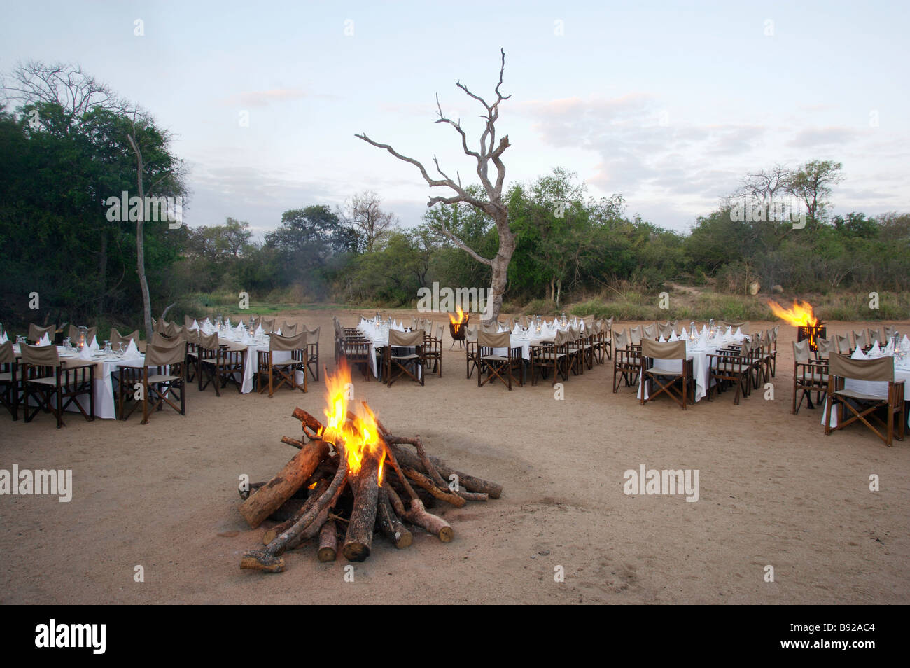 Hoguera en el medio de la mesa y sillas para comer en la provincia de  Limpopo Lodge Kapama Sudáfrica Fotografía de stock - Alamy