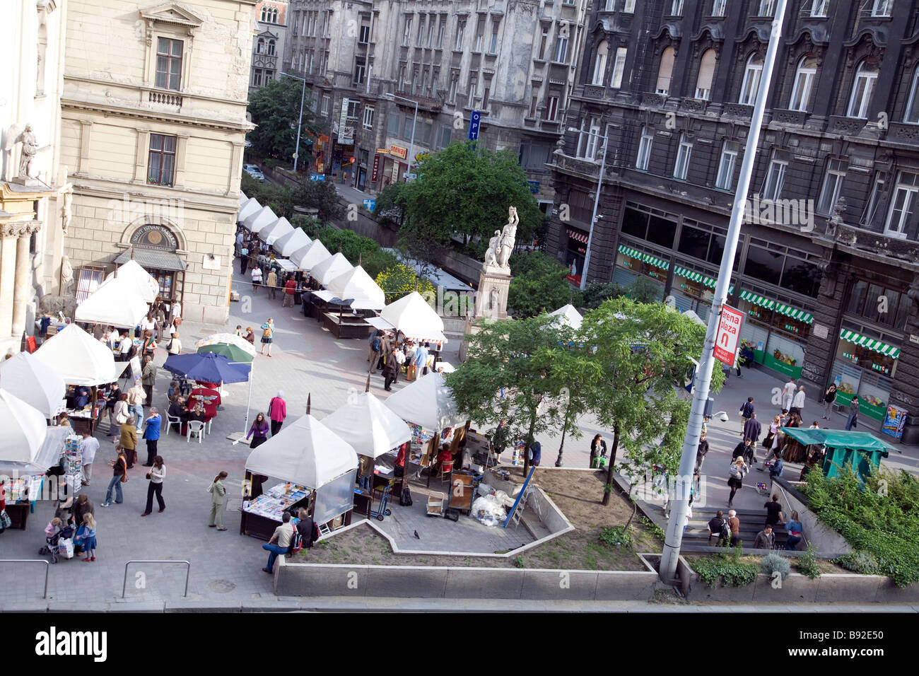 Escena de una calle por encima de la estación de metro Ferenciek tere en el distrito de Pest de Budapest Foto de stock