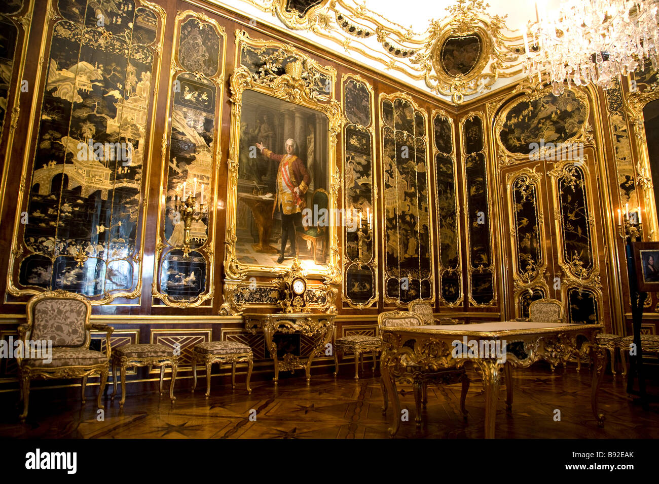 Una de las 1440 habitaciones suntuosamente decorado de Schloss Schonbrunn Viena Austria Foto de stock