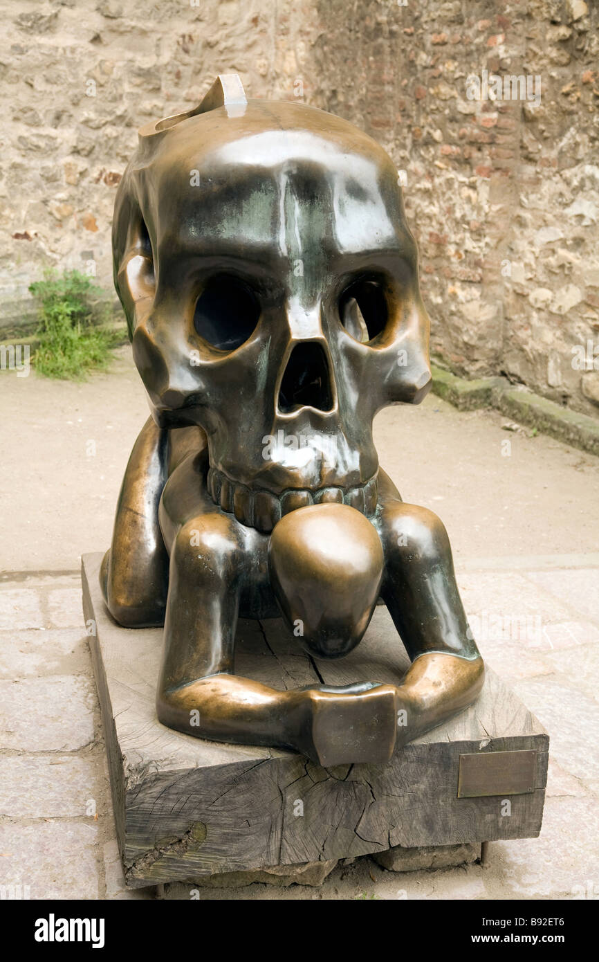 Obra de Arte Parábola de cráneo en los jardines del Castillo de Praga Praga República Checa Foto de stock