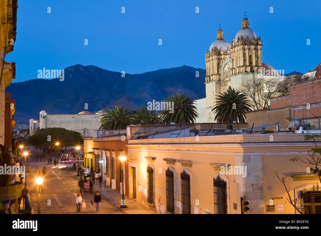 Vista de la calle Santo Domingo de Guzmán Iglesia Oaxaca Oaxaca México Foto de stock