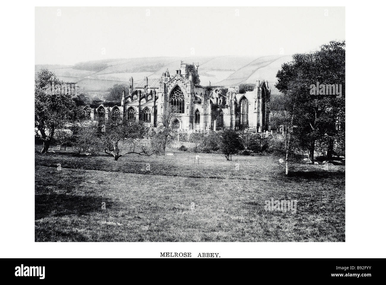 Melrose Abbey es de estilo gótico de la abadía de Melrose, Escocia. Fue fundada en 1136 por monjes cistercienses, a petición del rey D Foto de stock