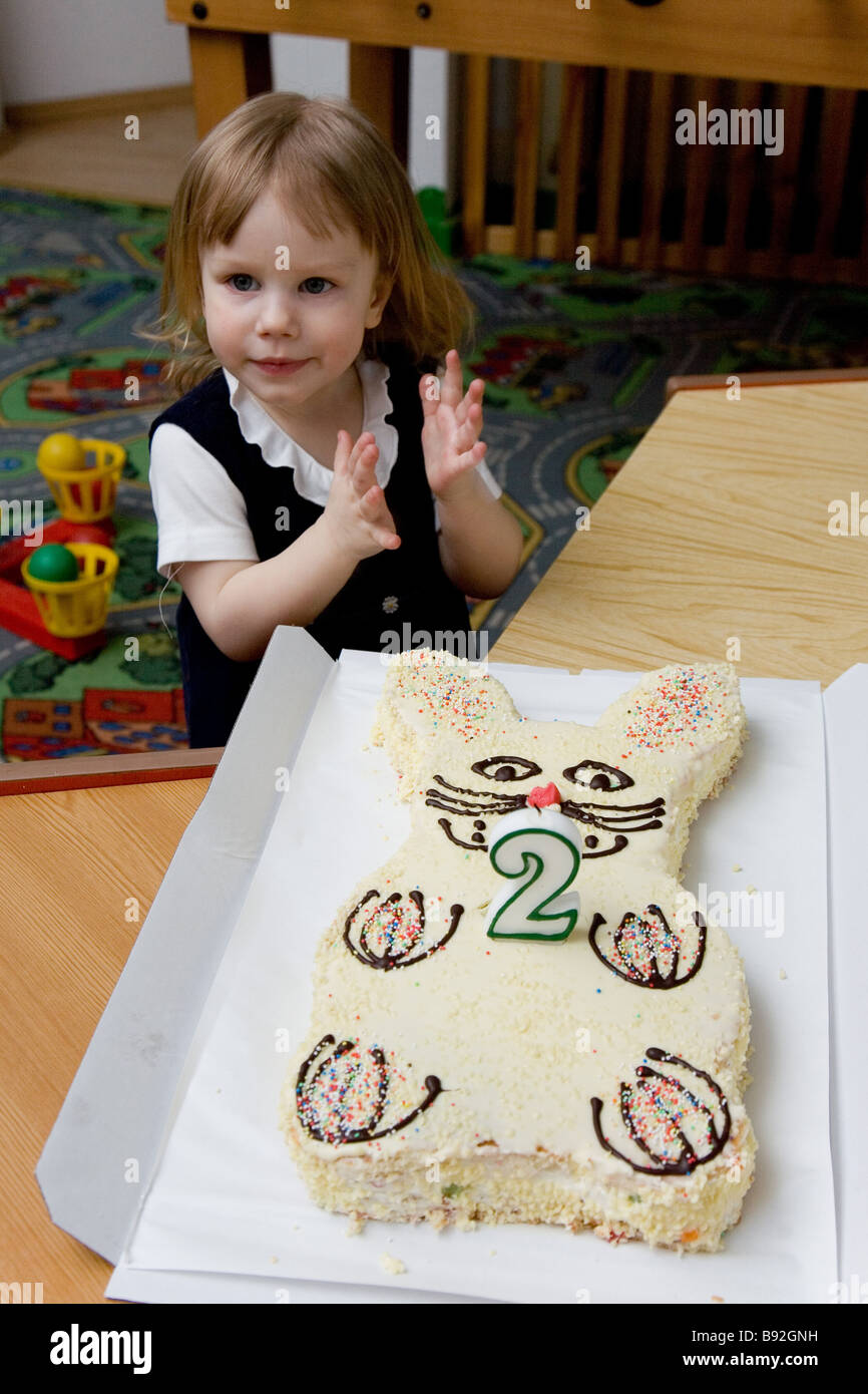 Niña de dos años con pastel de cumpleaños Fotografía de stock - Alamy