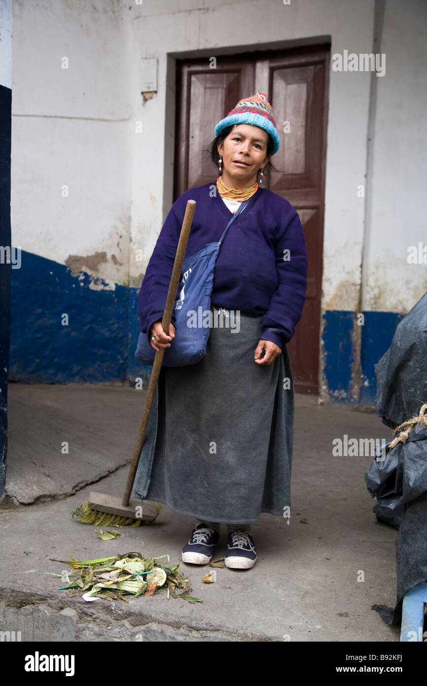 Limpiador de la calle, el mercado de alimentos de Otavalo, Ecuador Foto de stock