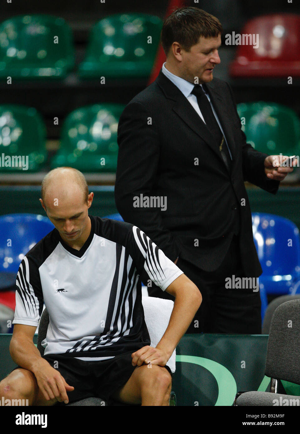 El tenista ruso Nikolay Davydenko el primer plano y el famoso jugador de tenis Yevgeny Kafelnikov en una práctica para la próxima Foto de stock