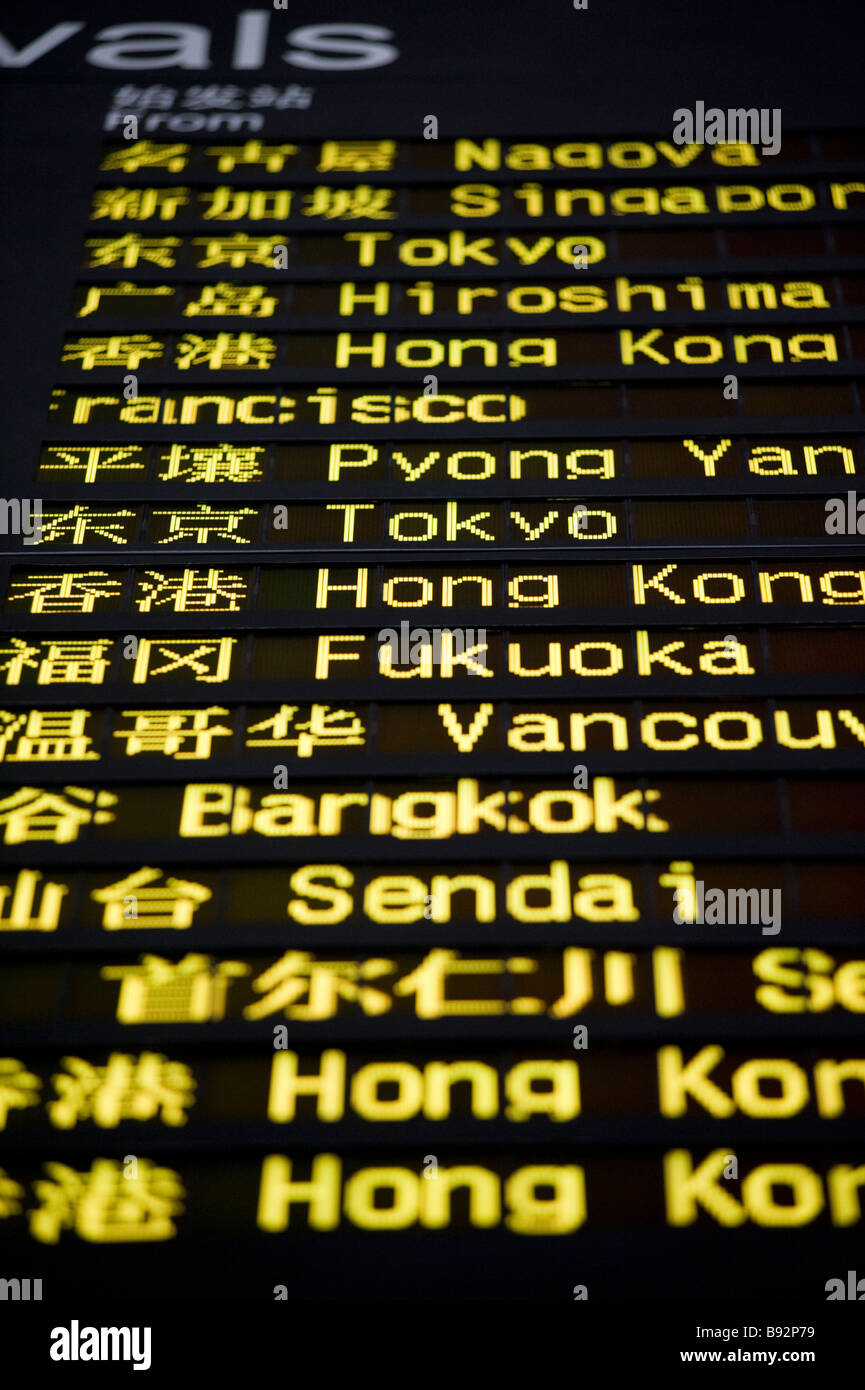 Las llegadas internacionales flight Information board en la nueva Terminal 3 en el Aeropuerto Internacional de Beijing Foto de stock