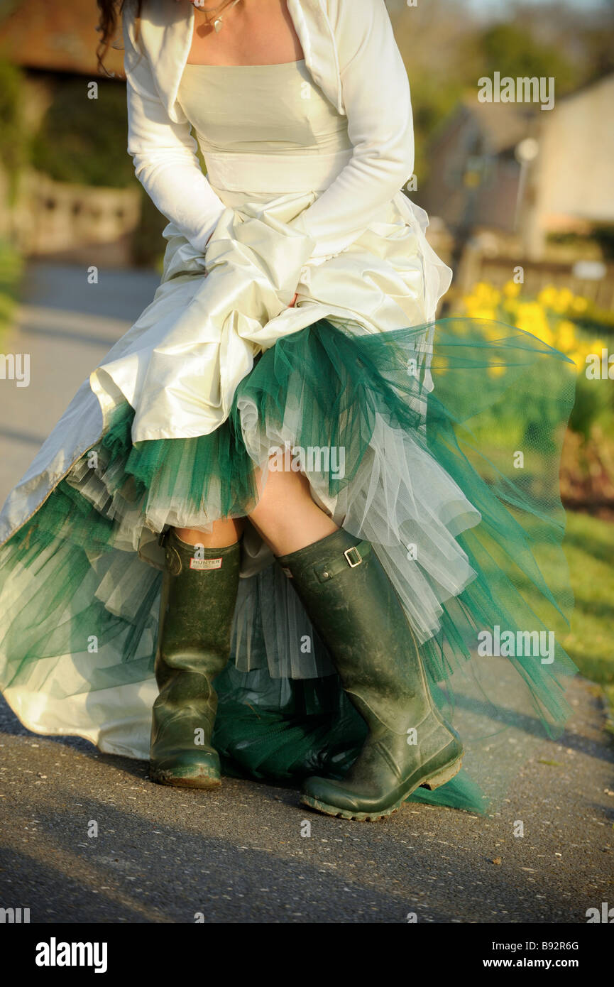 Vestido de novia de diseñador y botas Wellington. Fotografía por Jim Holden  Fotografía de stock - Alamy