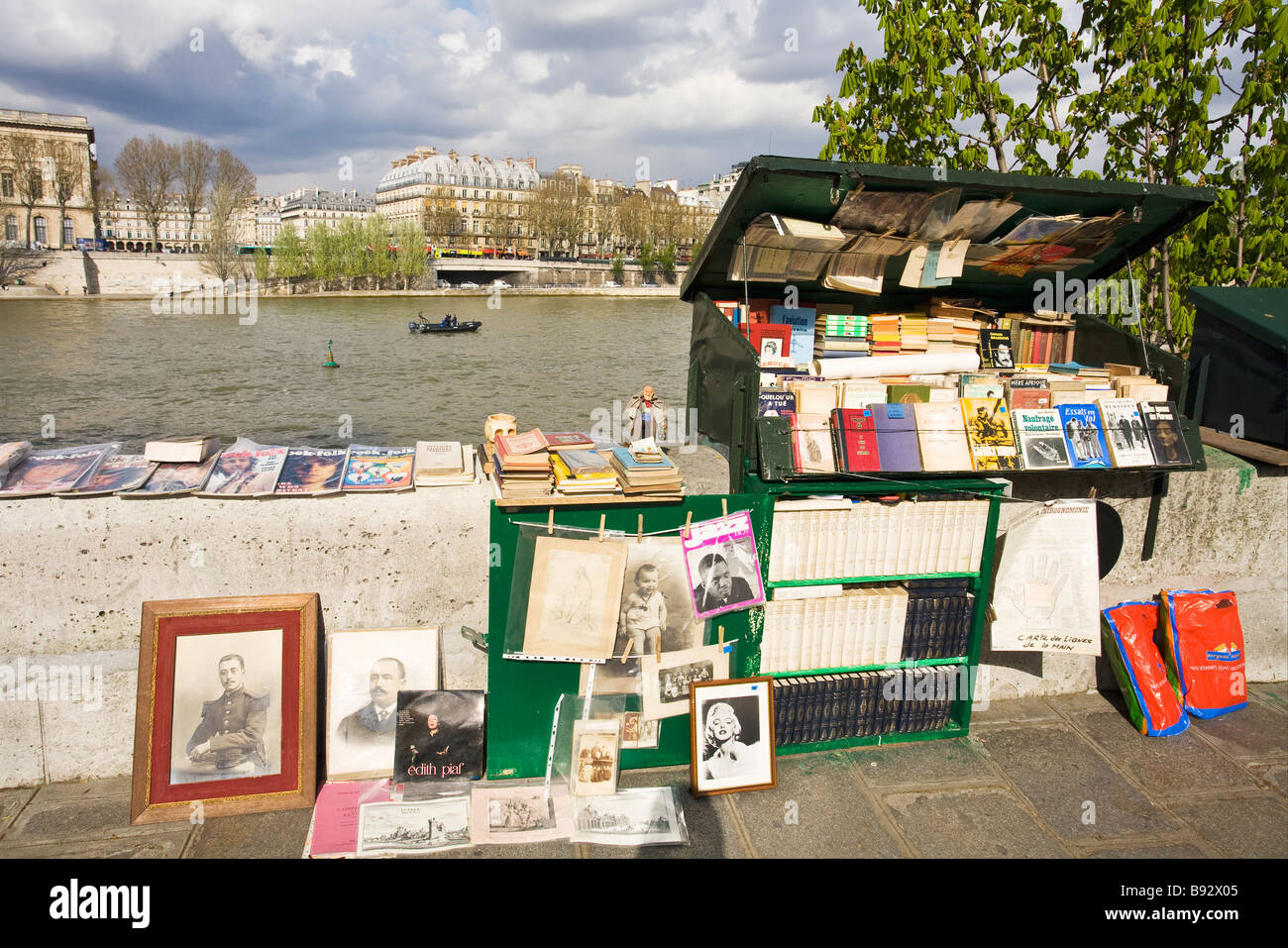 Tienda de libros de segunda mano en quay Sena París Francia Europa Foto de stock