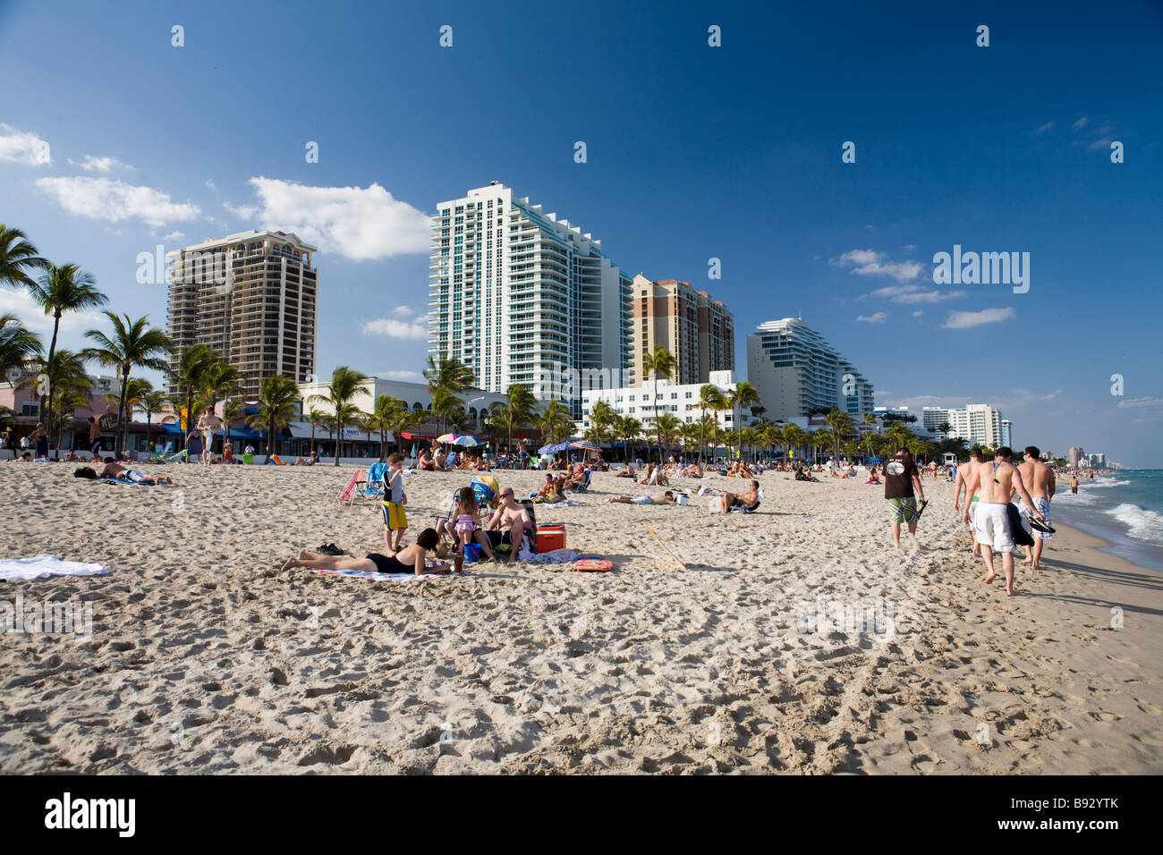 Fort Lauderdale Beach con waterfront edificios, Florida, EE.UU. Foto de stock